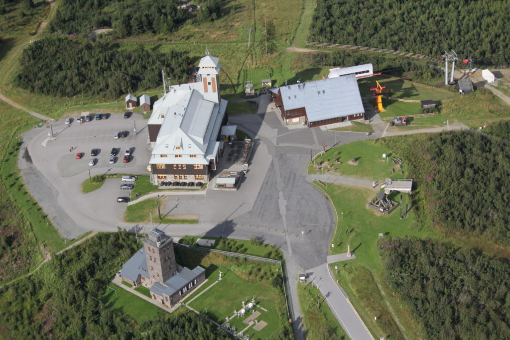 Rundflug Erzgebirge, Fichtelberghaus im Sommer